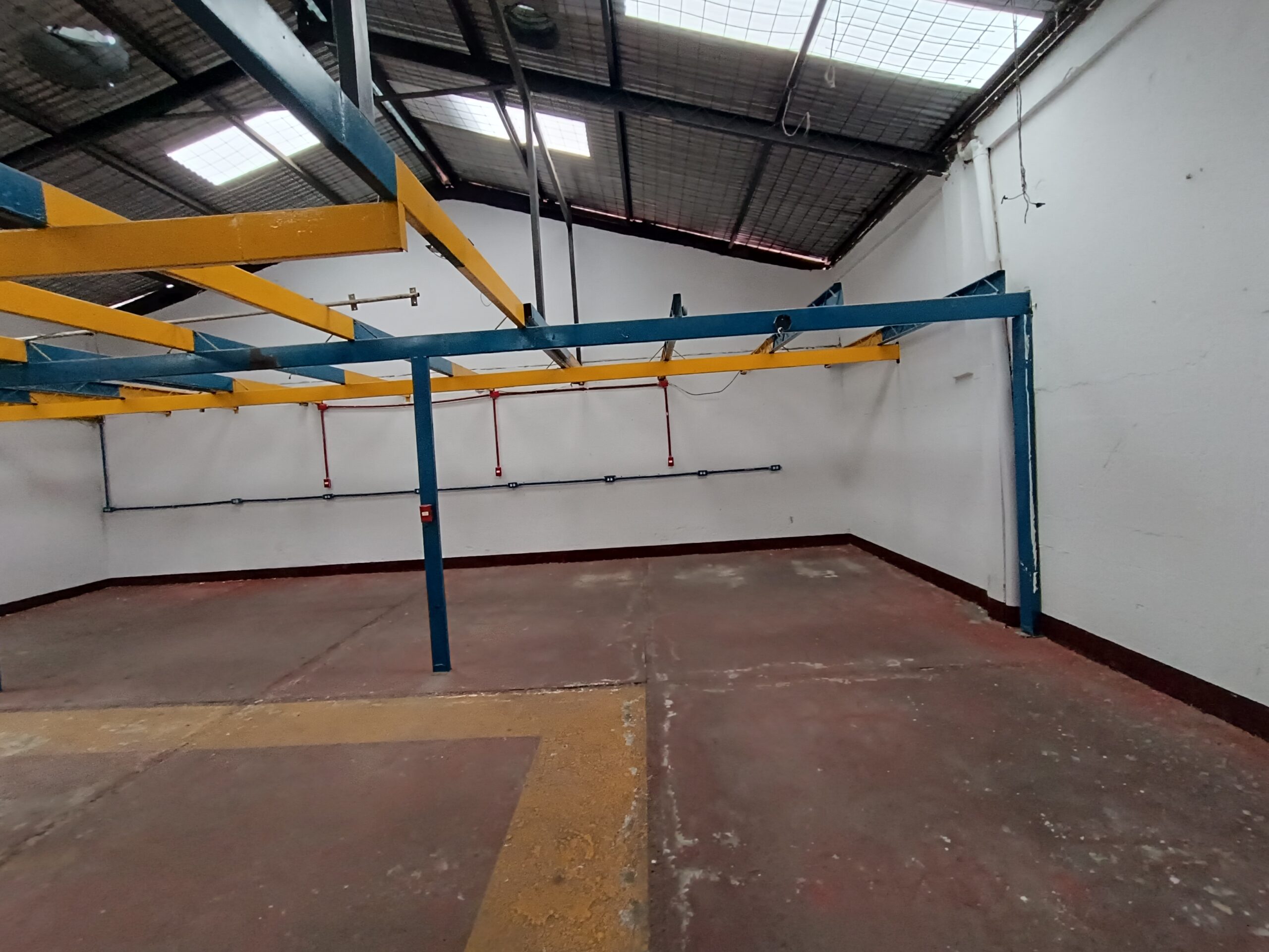 Alquilo Oficina y Bodega en Carabanchel Zona 11